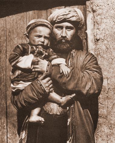 Узбек из Ходжента со своим ребенком.