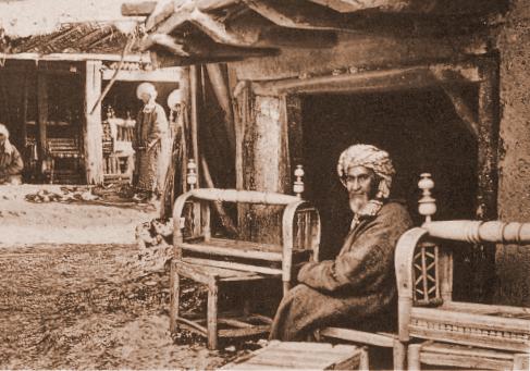 Продавец колыбелей на базаре одного из города Туркестана.