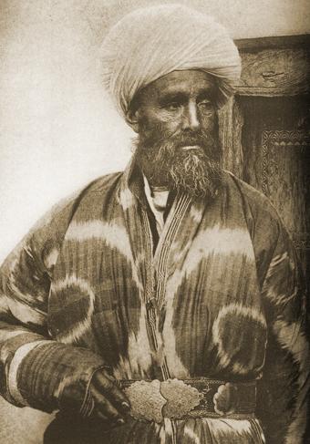 Пожилой таджик из Бухары в халате из шелкового иката.